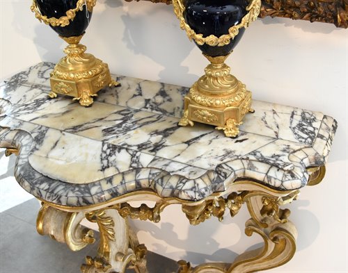 Consolle Luigi XV in legno intagliato a doppie volute, dorata e laccata