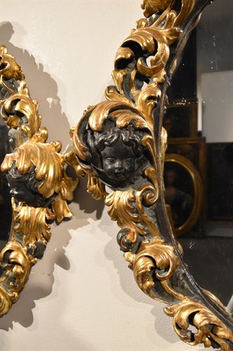 Coppia di grandi specchiere in legno dorato, laccato ed intagliato (II/II)