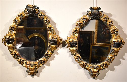 Coppia di grandi specchiere in legno dorato, laccato ed intagliato  (I/II)