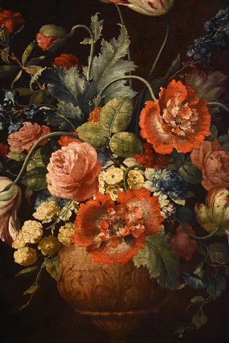 Natura morta di fiori entro un vaso in pietra