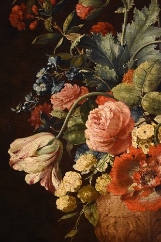 Natura morta di fiori entro un vaso in pietra