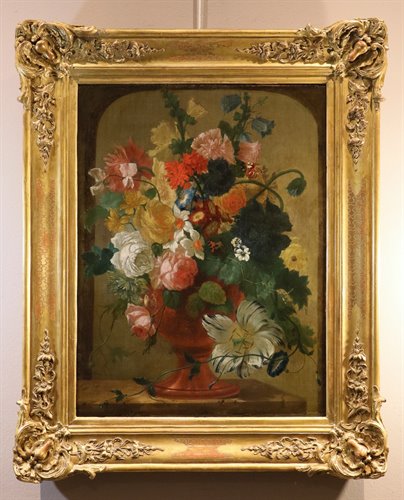 Vaso di fiori con farfalle in una nicchia