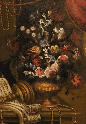Natura morta con armatura, violino, spartito e vaso di fiori