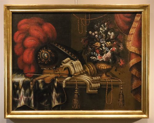 Natura morta con armatura, violino, spartito e vaso di fiori